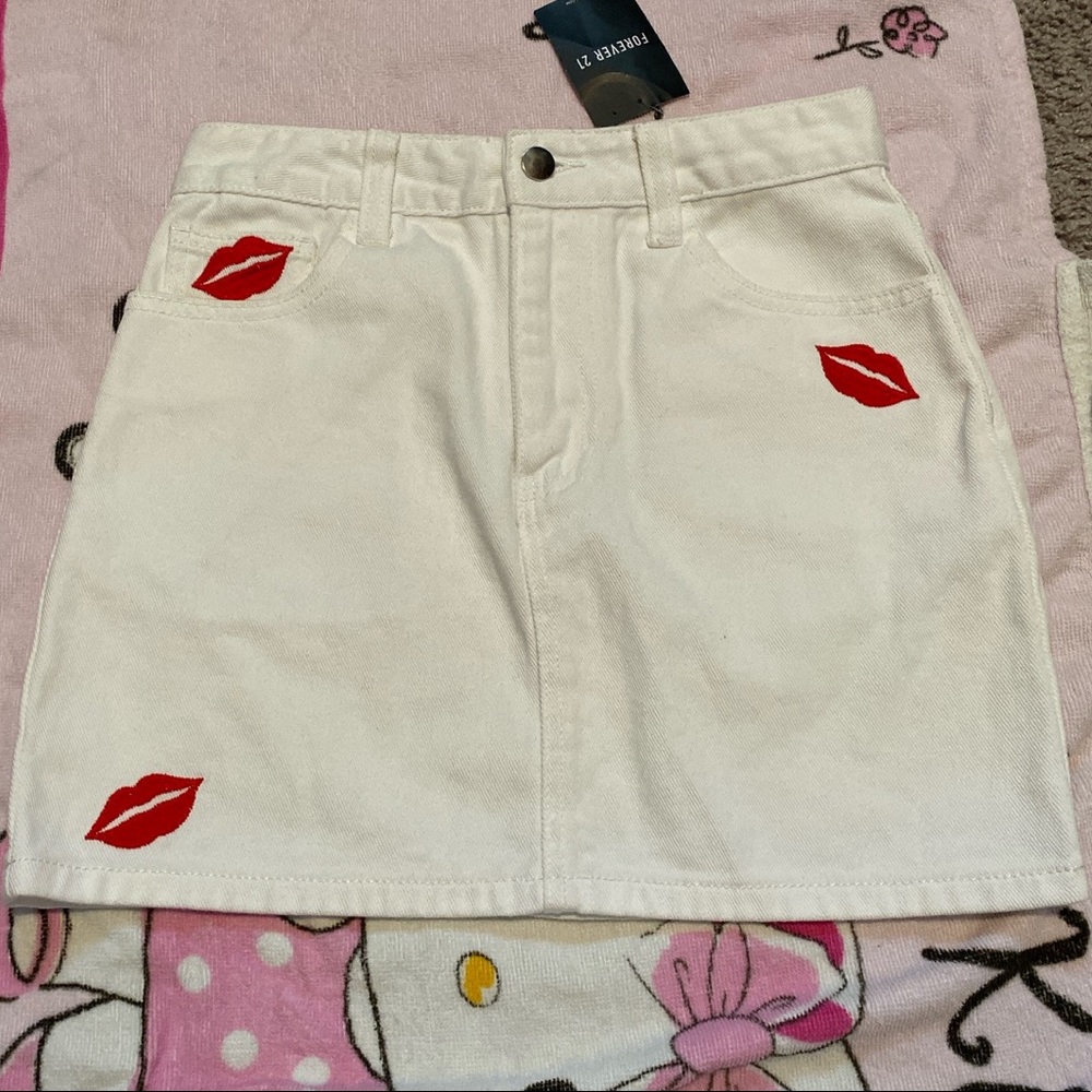 White jean skirt with lips